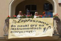 Organizatorzy imprezy na balkonie Szkoły Muzycznej w Lublińcu