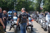 policjanci rozmawiają z motocyklistami