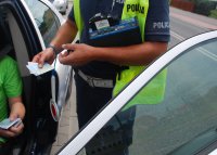 Policjant legitymuję kierowcę pojazdu