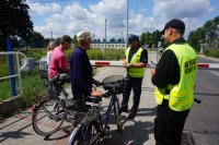 policjanci i funkcjonariusze SOK rozmawiają z rowerzystami