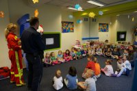 Policjant rozmwawia z dzieciakami