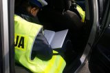 Policjanci weryfikują informacje przekazane przez kierowcę