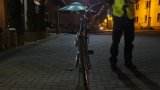 Policjant prowadzi rower kobiety