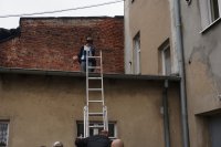 Policjanci pomagali zatrzymanemu w zejściu z dachu