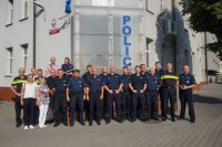 Polscy i holenderscy policjanci przed komendą