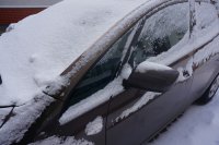 Szyba samochodu zasypana śniegiem