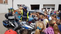 Dzieciaki ogladają radiowozy i motocykle