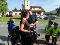 Policjanci sprawdzają czy dzieci są prawidłowo przewożone na rowerze