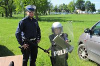 Maluchy przymierzają elementy umundurowania policjantów wykorzystywane przy zabezpieczaniu imprez masowych