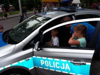 Policyjny radiowóz odlądają także dorośli mieszkańcy
