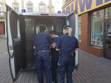 Policjanci zatrzymują bezdomnego