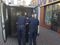 Policjanci interweniują wobec nietrzeźwego zakłócającego porządek na rynku