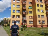 Policjanci zabezpieczają miejsce pożaru na ulicy Lisowickiej