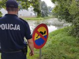 Policjant kontroluje czy na niestrzeżonym zbiorniku wodnym w Lublińcu nikt się nie kąpie