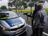 Policjant okazuje kierowcy pomiar