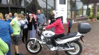 Najmłodsi ogladają policyjny motocykl