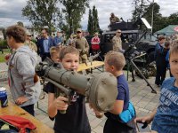 Dzieci oglądają wojskowy sprzęt