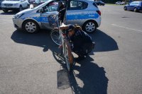 Policjanci znakują rowerów