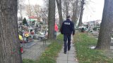 Dzielnicowy patroluje teren cmentarza