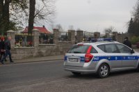Policjanci patrolują rejony w okolicach cmentarzy