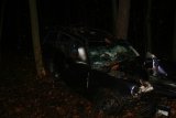 Opel, który uderzył w drzewo