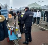 Policjanci na targowisku kontrolują sprzedaż materiałów pirotechnicznych