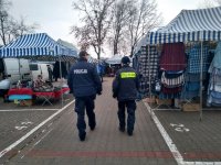 Policjanci i strażnicy miejscy kontrolują punkty sprzedaży materiałów pirotechnicznych