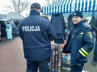Policjanci i strażnicy miejscy sprawdzają miejsca sprzedaży materiałów pirotechnicznych