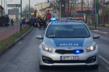 Policjanci pilotują orszak na ul. Zwycięstwa w Lublińcu