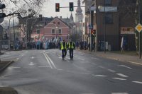 Policjanci zabezpieczają największe skrzyżowanie w mieście