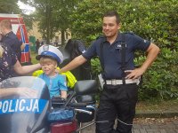 Dzieciaki chętnie siadają na policyjny motocykl