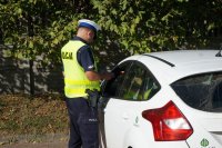 Policjant sprawdza dokumenty kierowcy