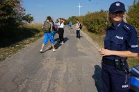 Policjantka i młodzież na Lipskiej Górce podczas akcji Sprzątania świata