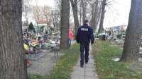 Dzielnicowy patroluje rejon cmentarza