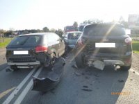 Na zdjęciu wypadek z udziałem trzech pojazdów.