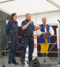 Na zdjęciu policjanci z KPP Lubliniec w czasie imprezy Dni Seniora w Koszęcinie w trakcie prelekcji.