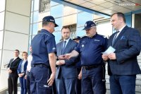 Na zdjęciu I Zastępca Komendanta Powiatowego Policji w Lublińcu odbiera kluczyki do nowego radiowozu.