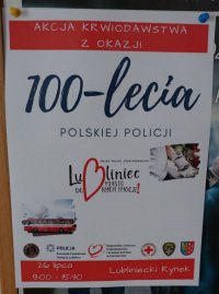 Na zdjęciu plakat promujący  akcję  &quot;100 litrów krwi na 100-lecie Policji&quot;.