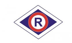 Na zdjęciu symbol wydziału ruchu drogowego litera r.