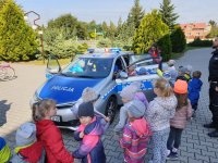 Na zdjęciu policjant w trakcie spotkania z dziećmi w Boronowie.