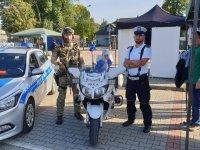 Na zdjęciu uczestnicy imprezy Patriotyczny Lubliniec -policyjny motocykl.