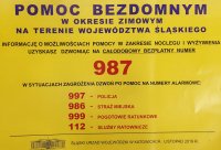 Na zdjęciu plakat zawierający informację o numerze telefonu na infolinie dla osób bezdomnych.