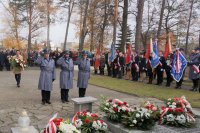 Na zdjęciu kierownictwo KPP Lubliniec składa kwiaty pod pomnikiem w trakcie uroczystości 11 listopada.