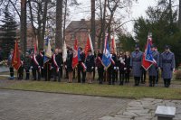 Na zdjęciu stojące poczty sztandarowe biorące udział w uroczystości w Lublińcu.