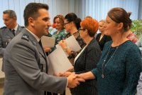Na zdjęciu Komendant KPP Lubliniec wręcza list gratulacyjny pracownicy cywilnej.