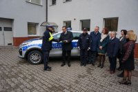 Na zdjęciu starosta lubliniecki przekazuje kluczyki do nowego radiowozu policjantom  z KPP Lubliniec.