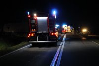 Na zdjęciu miejsce wypadku na dk 46 widoczne samochody straży pożarnej w nocy.