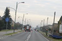 Na zdjęciu miejsce zderzenia na ulicy Oleskiej w Lublińcu, tyłem stojący wóz straży pożarnej .