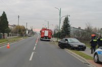 Na zdjęciu miejsce wypadku na ulicy Oleskiej w Lublińcu, widoczny pojazd BMW , rozbita latarnia oświetleniowa i wóz strażacki.