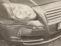 Na zdjęciu uszkodzona Toyota Avensis.